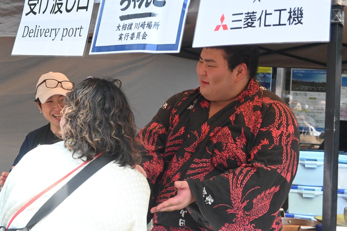 給仕をする力士