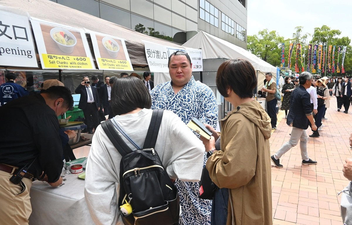 給仕をする力士