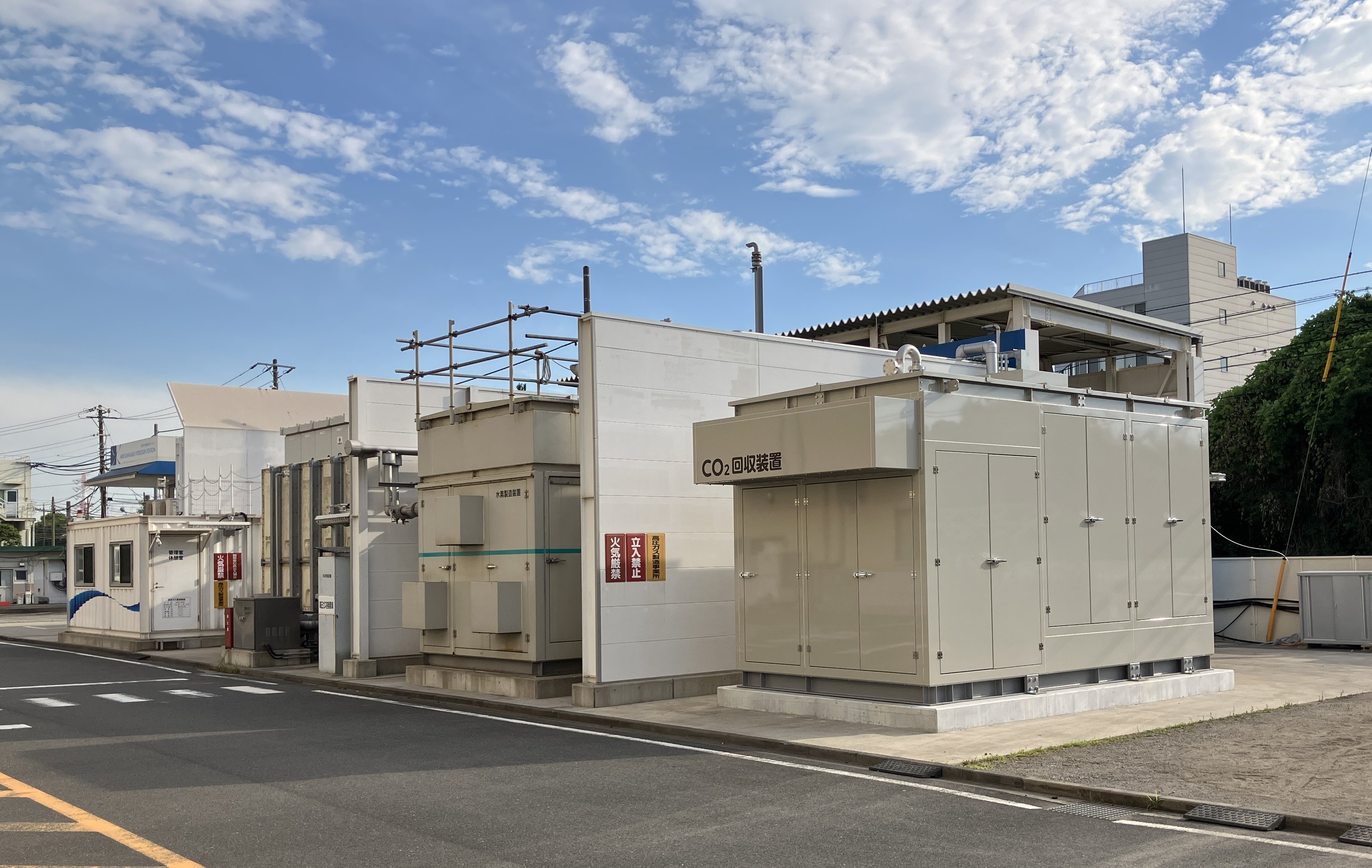二酸化炭素回収装置実証機(手前)、小型水素製造装置「HyGeia-A」(中央)