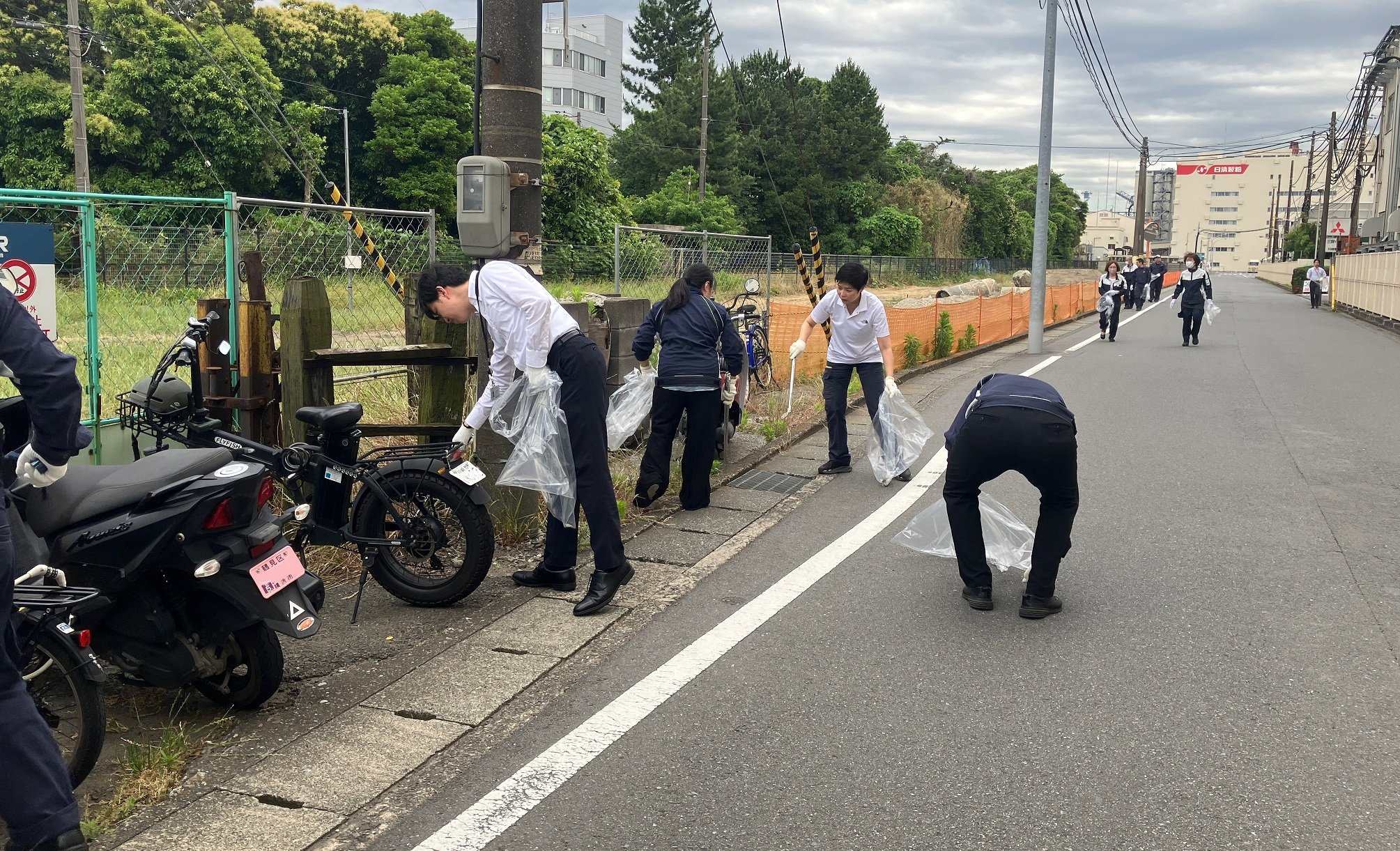 労使一体で街をきれいに 会社周辺のゴミ拾いを行いました
