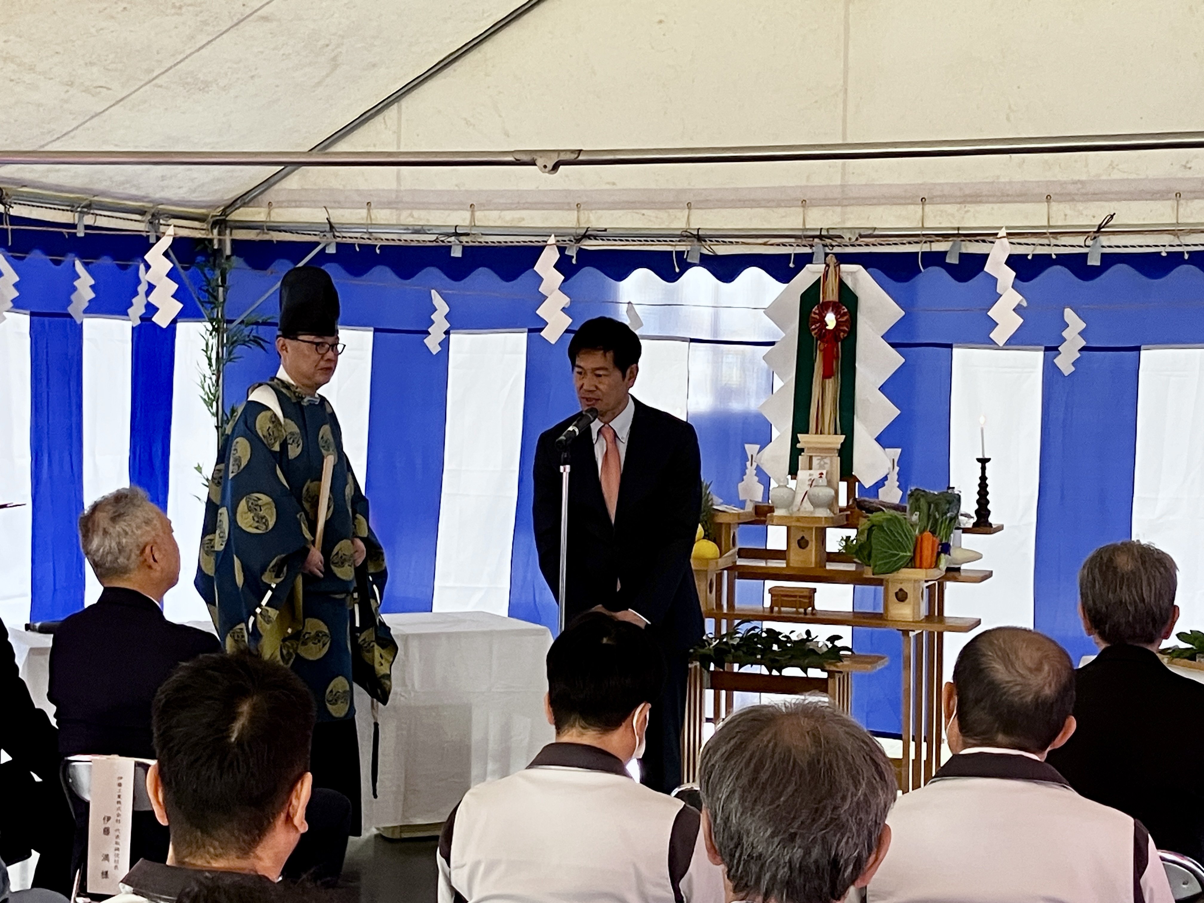 竣工式で挨拶をする株式会社東総の根木 貴晴社長