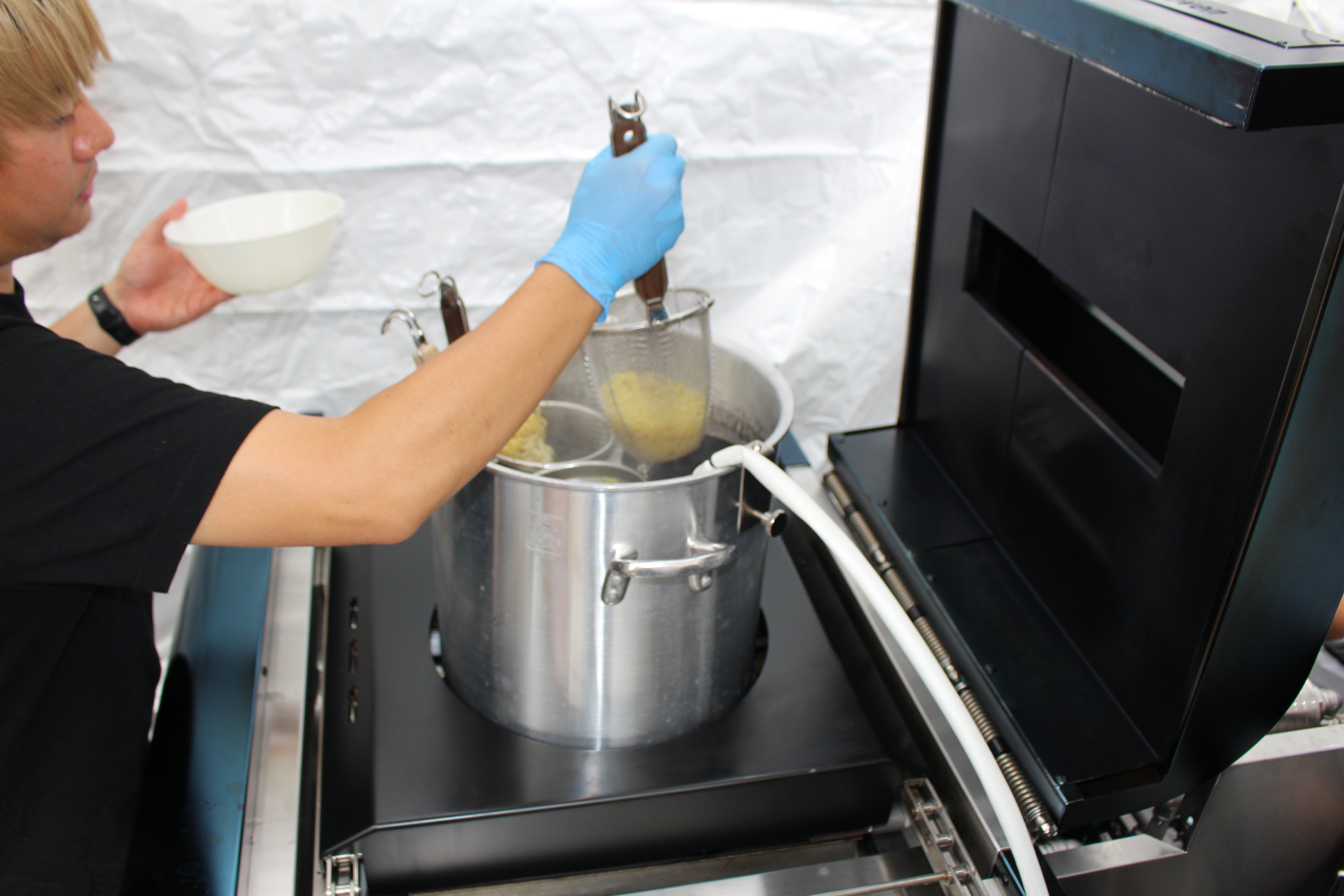  水素料理機器による調理風景